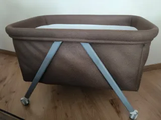 Minicuna marrón y blanca