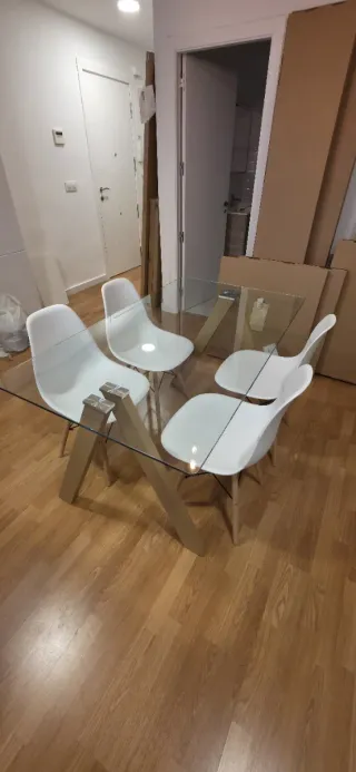 Mesa de cristal y madera