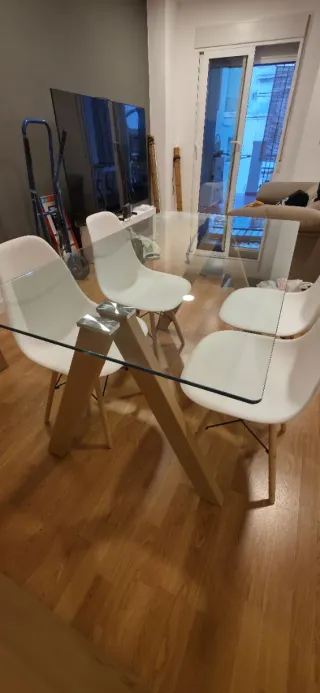 Mesa de cristal y madera