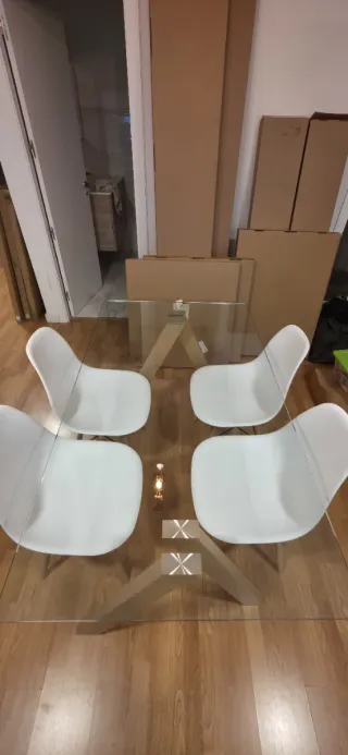 Mesa de cristal y madera