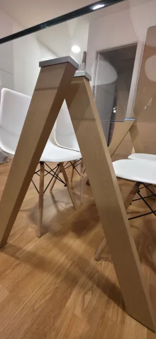 Mesa de cristal y madera