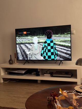 sofa, mueble tv, alfombra, mesa y lampara vintage