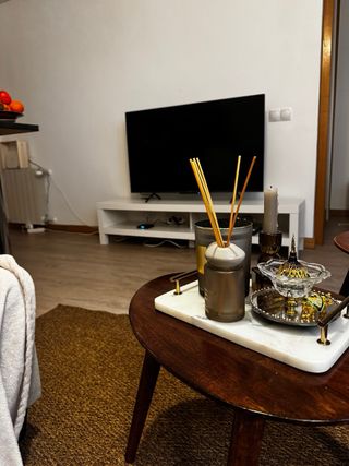 sofa, mueble tv, alfombra, mesa y lampara vintage