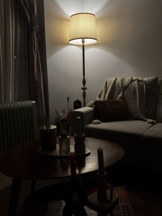 sofa, mueble tv, alfombra, mesa y lampara vintage