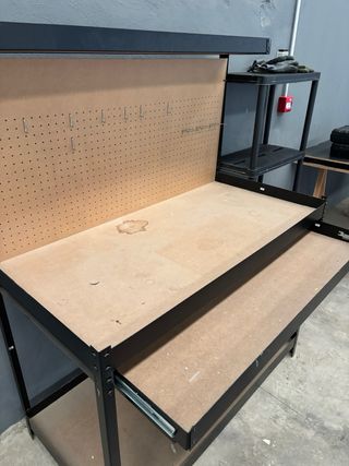Banco de trabajo metálico con tablero