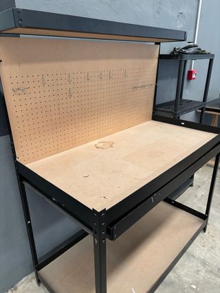 Banco de trabajo metálico con tablero