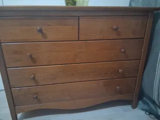 Cómoda de madera con 5 cajones