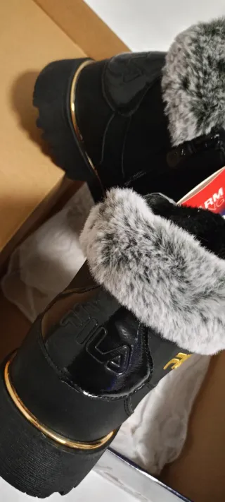 Botas Fila Niña Negro y Dorado