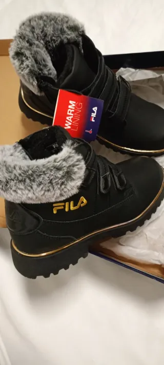 Botas Fila Niña Negro y Dorado