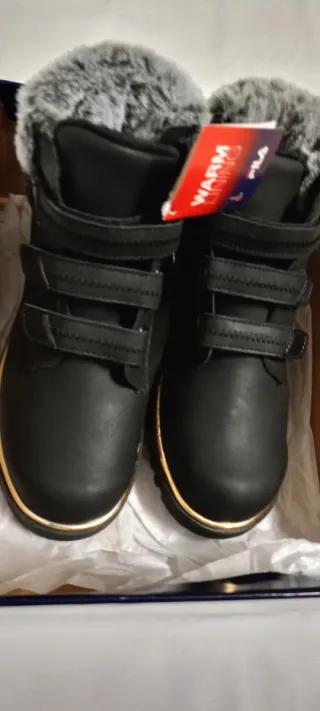 Botas Fila Niña Negro y Dorado