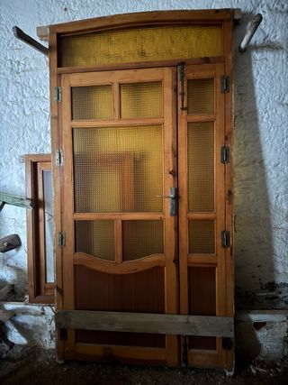 Cancela de entrada de madera con cristal