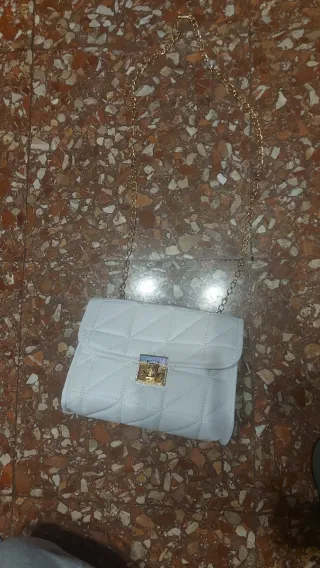 Bolso blanco acolchado con cadena dorada