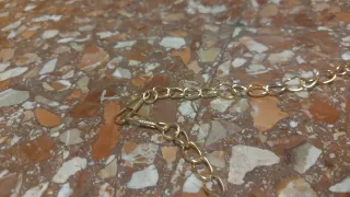 Bolso blanco acolchado con cadena dorada