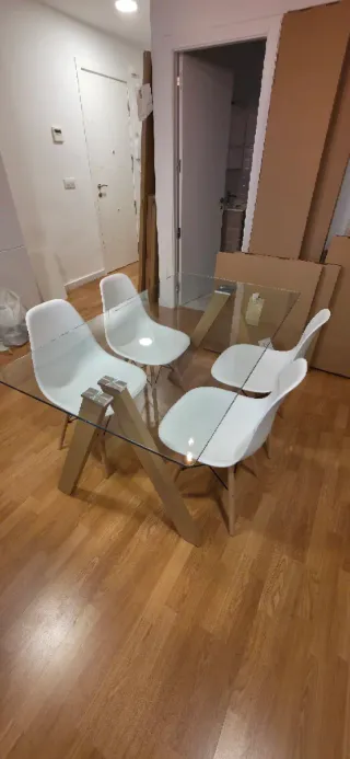 Mesa de cristal y madera