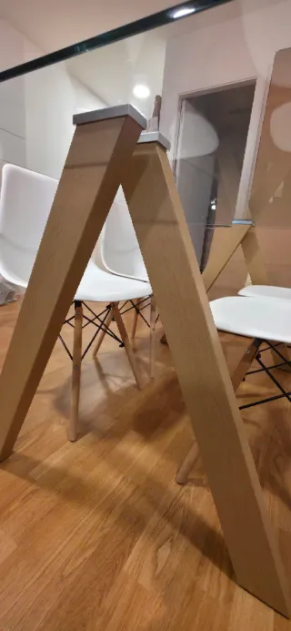 Mesa de cristal y madera