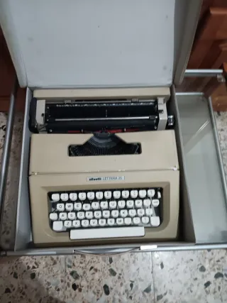 Máquina de escribir Olivetti Lettera 25