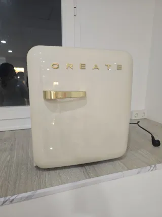 Nevera CREATE crema con tirador dorado diseño