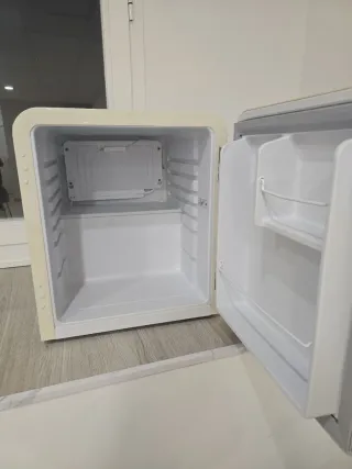 Nevera CREATE crema con tirador dorado diseño