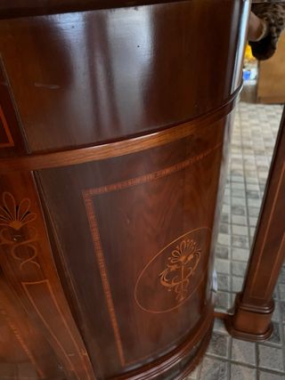 Móvel com espelho em madeira