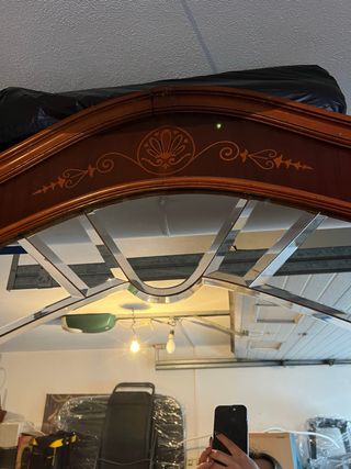 Móvel com espelho em madeira