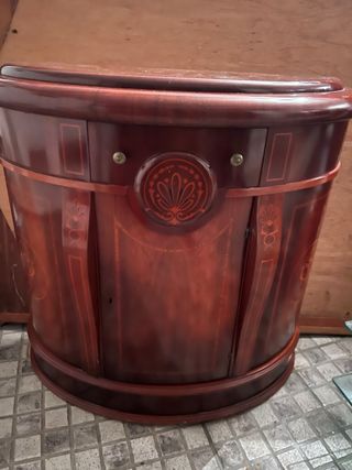 Móvel com espelho em madeira