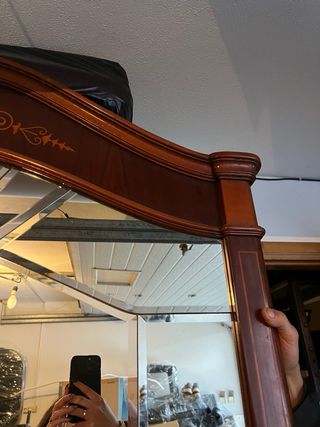 Móvel com espelho em madeira