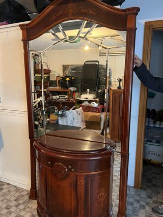 Móvel com espelho em madeira