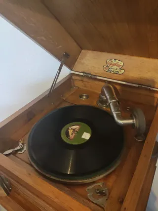 Gramófono Antiguo de Madera