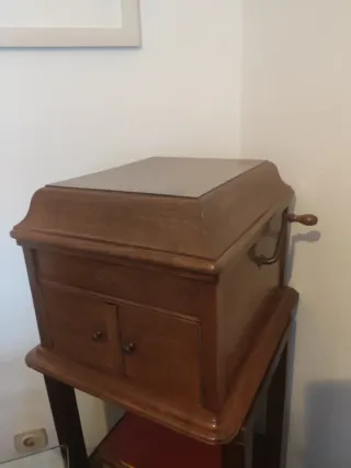 Gramófono Antiguo de Madera