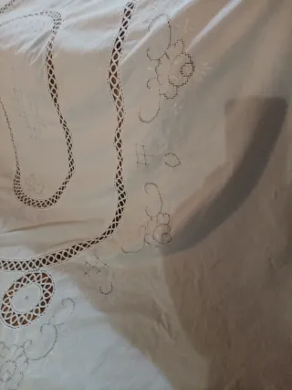 Copriletto ricamato bianco