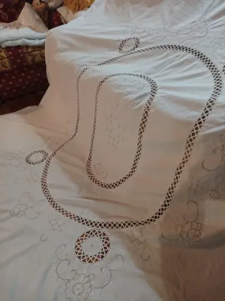 Copriletto ricamato bianco