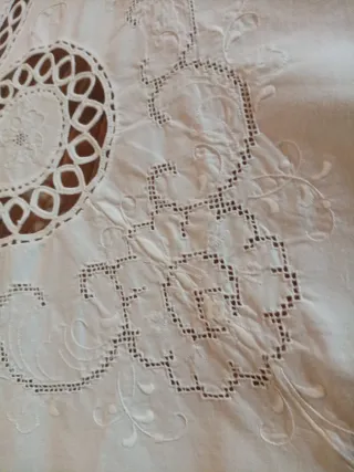 Copriletto ricamato bianco