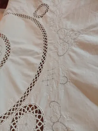 Copriletto ricamato bianco