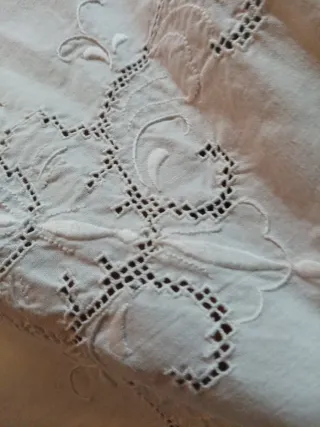 Copriletto ricamato bianco