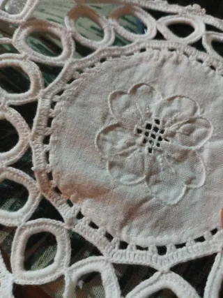 Copriletto ricamato bianco