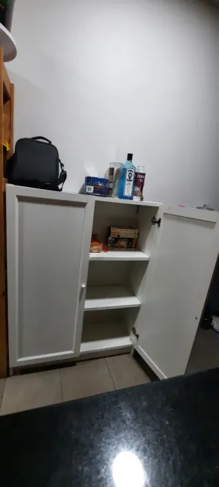 Armario pequeño con puertas en perfecto estado