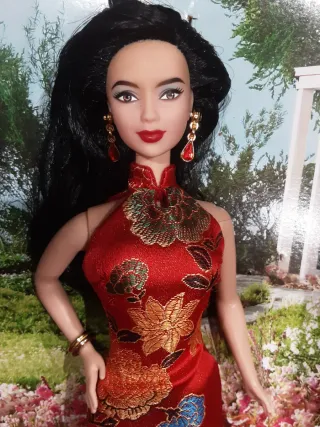 Muñeca Barbie Morena Vestido Rojo