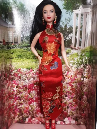 Muñeca Barbie Morena Vestido Rojo