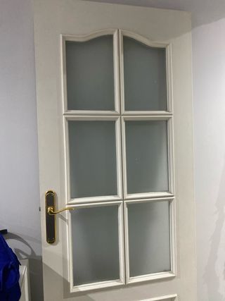 Puerta de madera blanca con cristal