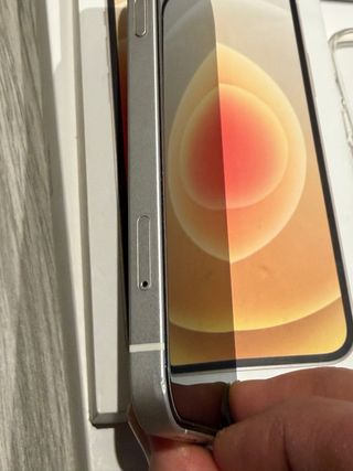 iPhone 12 in bianco in ottime condizioni