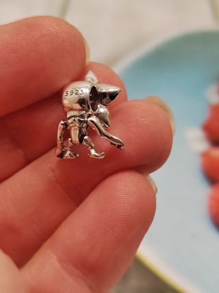 Charm Demogorgon Plata y Rojo