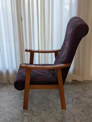 Sillón tapizado morado y madera