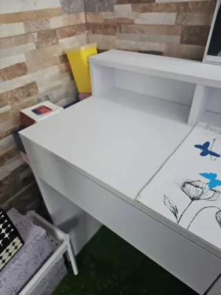 Tocador blanco con espejo y cajones