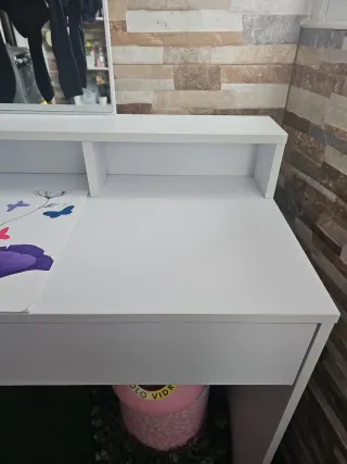 Tocador blanco con espejo y cajones