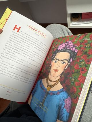 Contes de bona nit per a nenes rebels: 100 Hist...