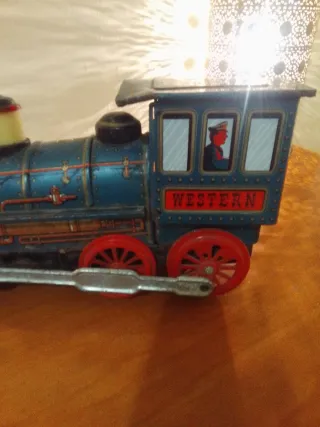 Locomotora antigua de hojalata