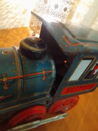Locomotora antigua de hojalata