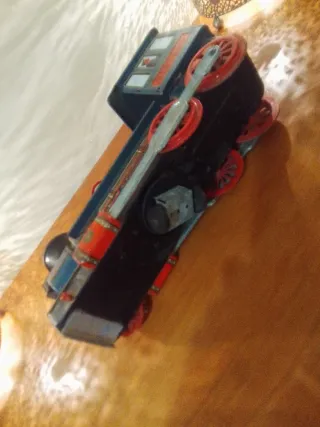 Locomotora antigua de hojalata