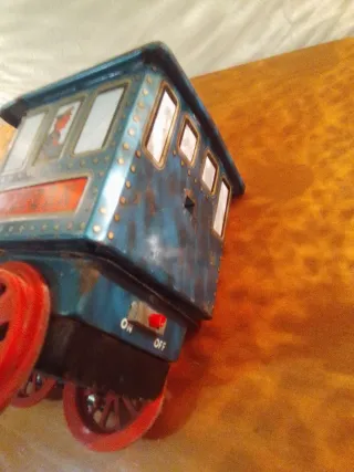 Locomotora antigua de hojalata