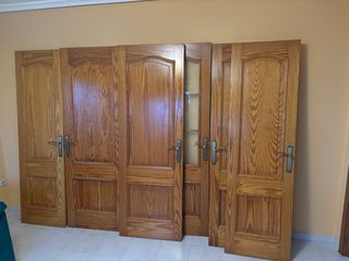 Puerta de pino maciza barnizada